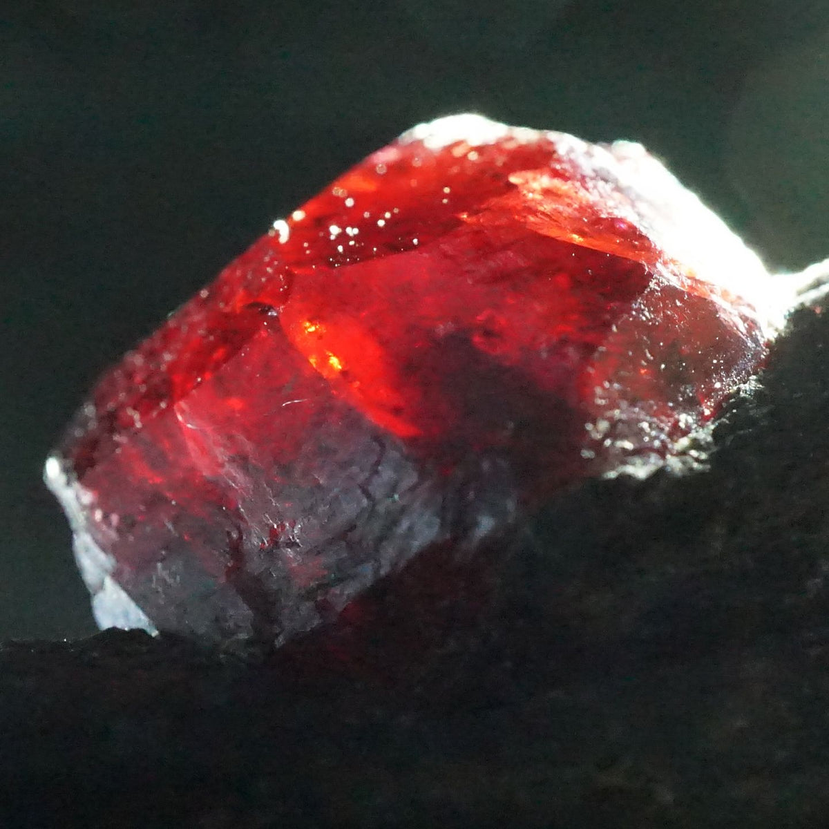 レア アルマンディンガーネット アンドラダイト カテドラル 水晶 鉱物 天然石 アンドラダイトガーネットはダイヤより輝く！？デマントイドに