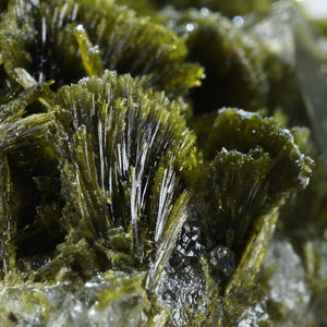 スペイン産　Clinozoisite・Quartz