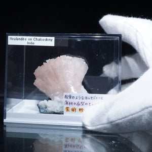 インド産 Heulandite on Chalcedony