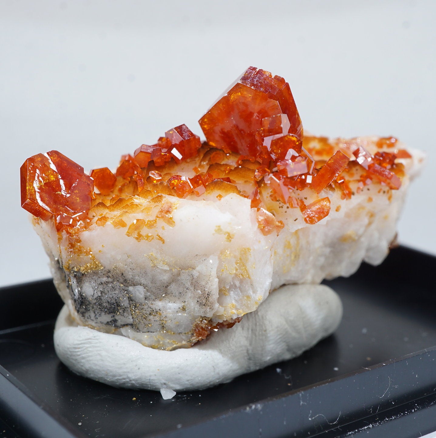 モロッコ産 バナジン鉛鉱 – 天然石ハッピーギフト