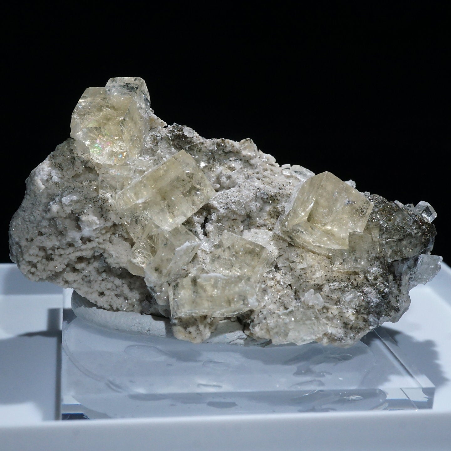 アメリカ・オハイオ州産 フローライト – 天然石ハッピーギフト