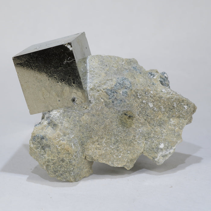 スペイン産 母岩付きキュービックパイライト (黄鉄鉱）