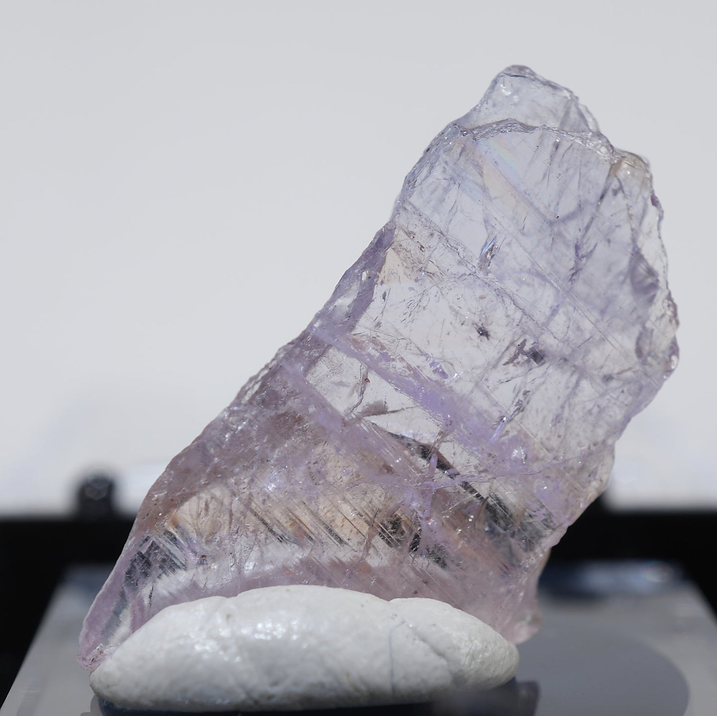 タンザニア産シカツノコガネ 18mm 蛍光》タンザニア産 マグネシオアキシナイト – 天然石ハッピーギフト