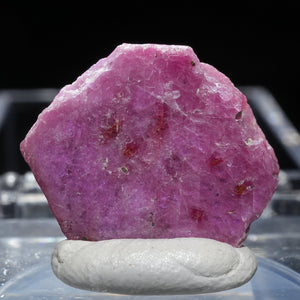 《蛍光》モザンビーク共和国産 ルビー