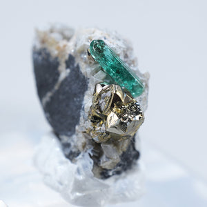 《赤く蛍光する》コロンビア産 エメラルド