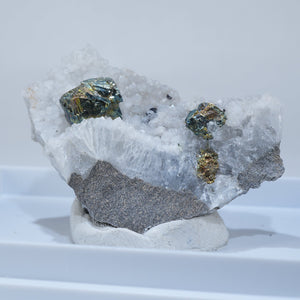 イギリス産　キャルコパイライト(黄銅鉱)on 水晶