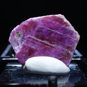 《蛍光》モザンビーク共和国産 ルビー