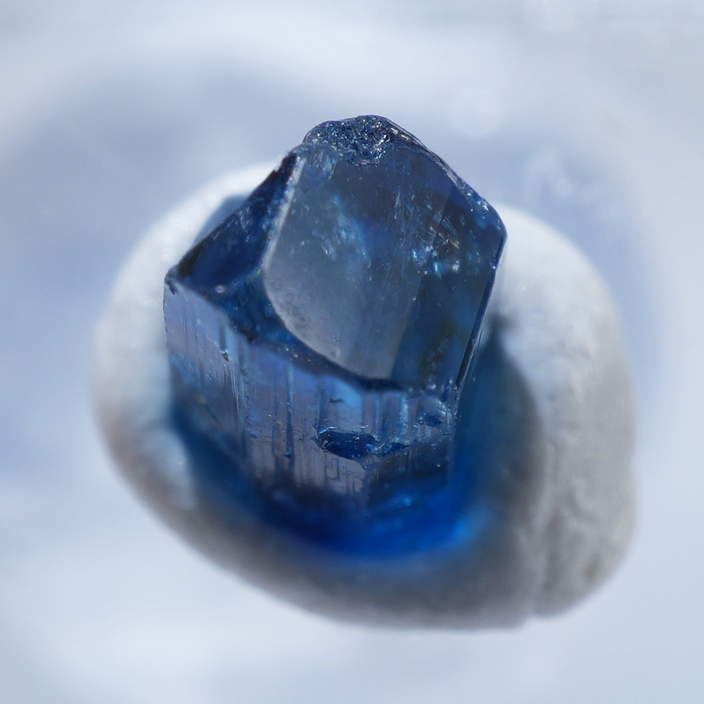 ジンバブエ産のユークレース |ハッピーギフト – 天然石ハッピーギフト