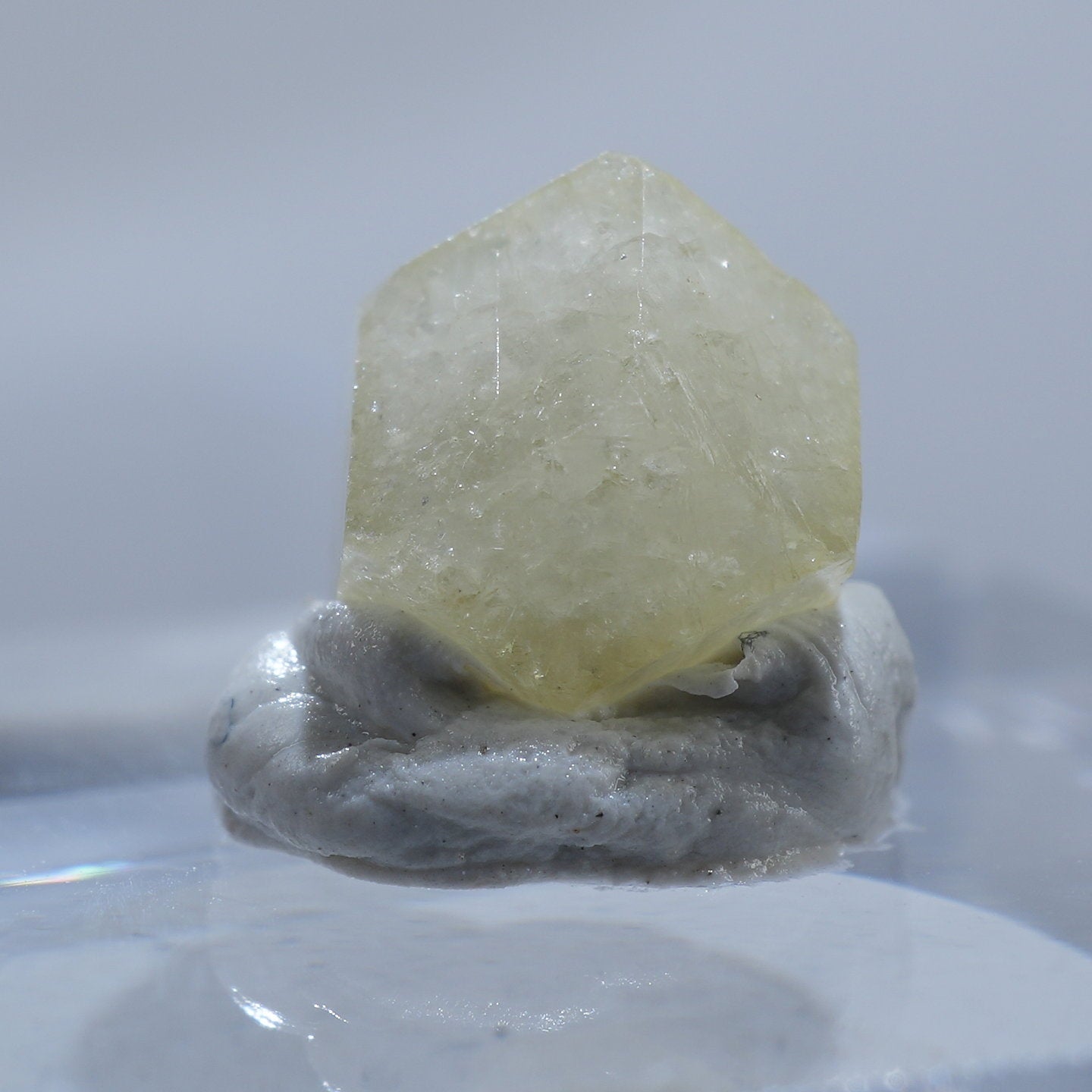 マダガスカル産 Rhodizite(ローディズ石) – 天然石ハッピーギフト