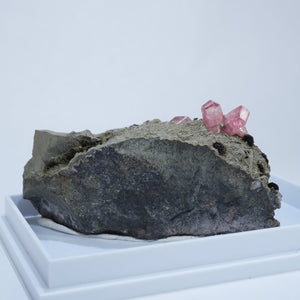 Mexico産 Rhodochrosite・Goethite on Garena