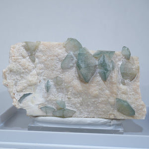 ブラジル産 Hydroxylapatite on Microcline