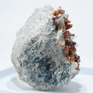 イタリア産 ヘソナイトガーネット・透輝石・緑泥石