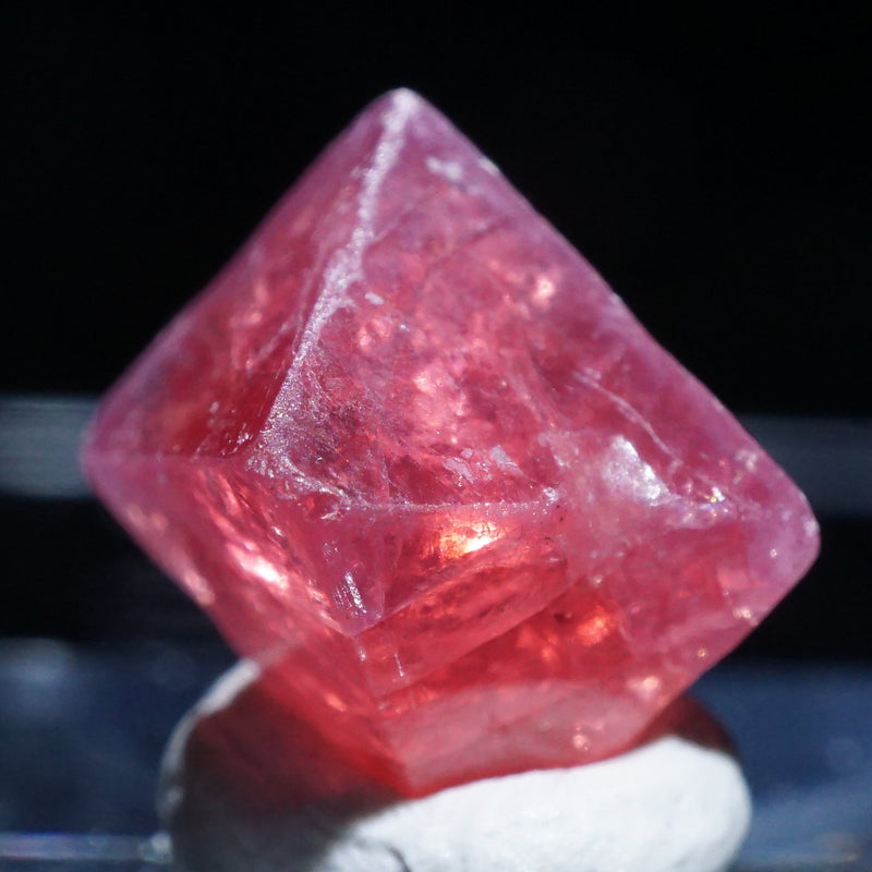 蛍光鉱物　天然石　ベトナム産　大理石inスピネル　原石　79g　No.28 蛍光》ベトナム産 スピネル – 天然石ハッピーギフト