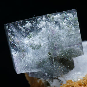中国ヤオガンシャン産 Bismuthinite(輝蒼鉛鉱)入り フローライト・水晶