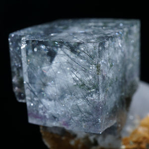 中国ヤオガンシャン産 Bismuthinite(輝蒼鉛鉱)入り フローライト・水晶