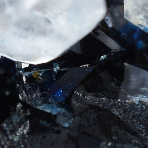 カナダ Yukon準州産 ラズライト(天藍石)・水晶